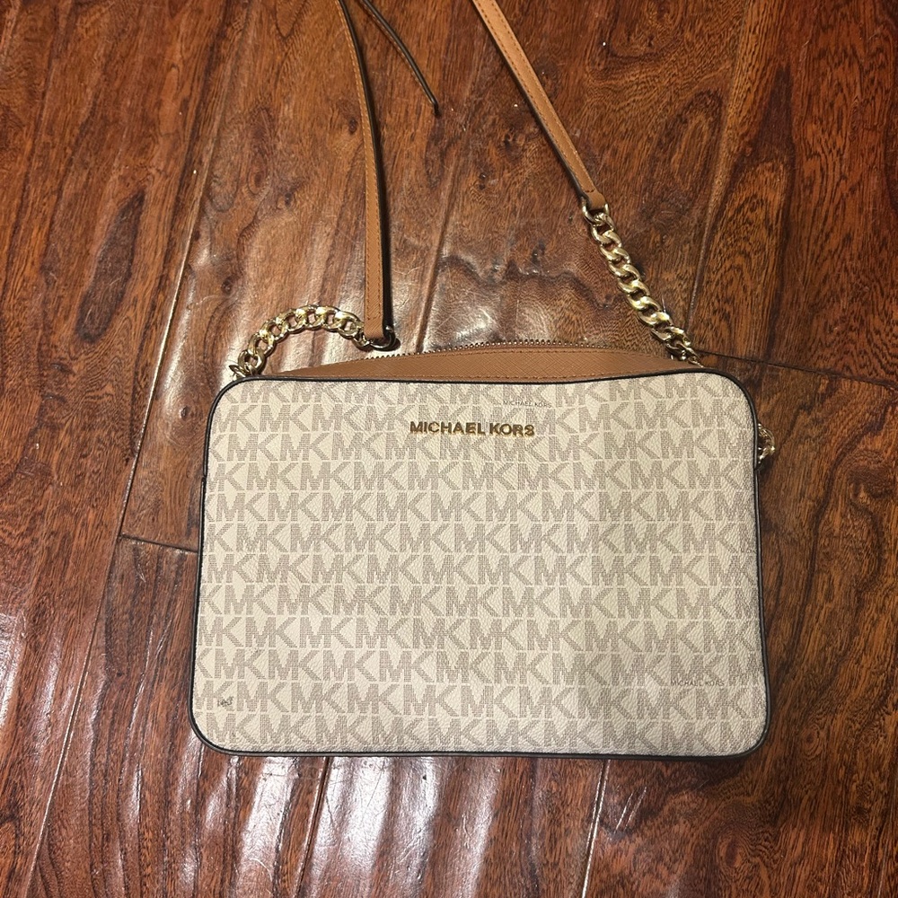 Michael Kors Beige and white Crossbody or shoulder bag purse with gold chain - Picture 6 of 7